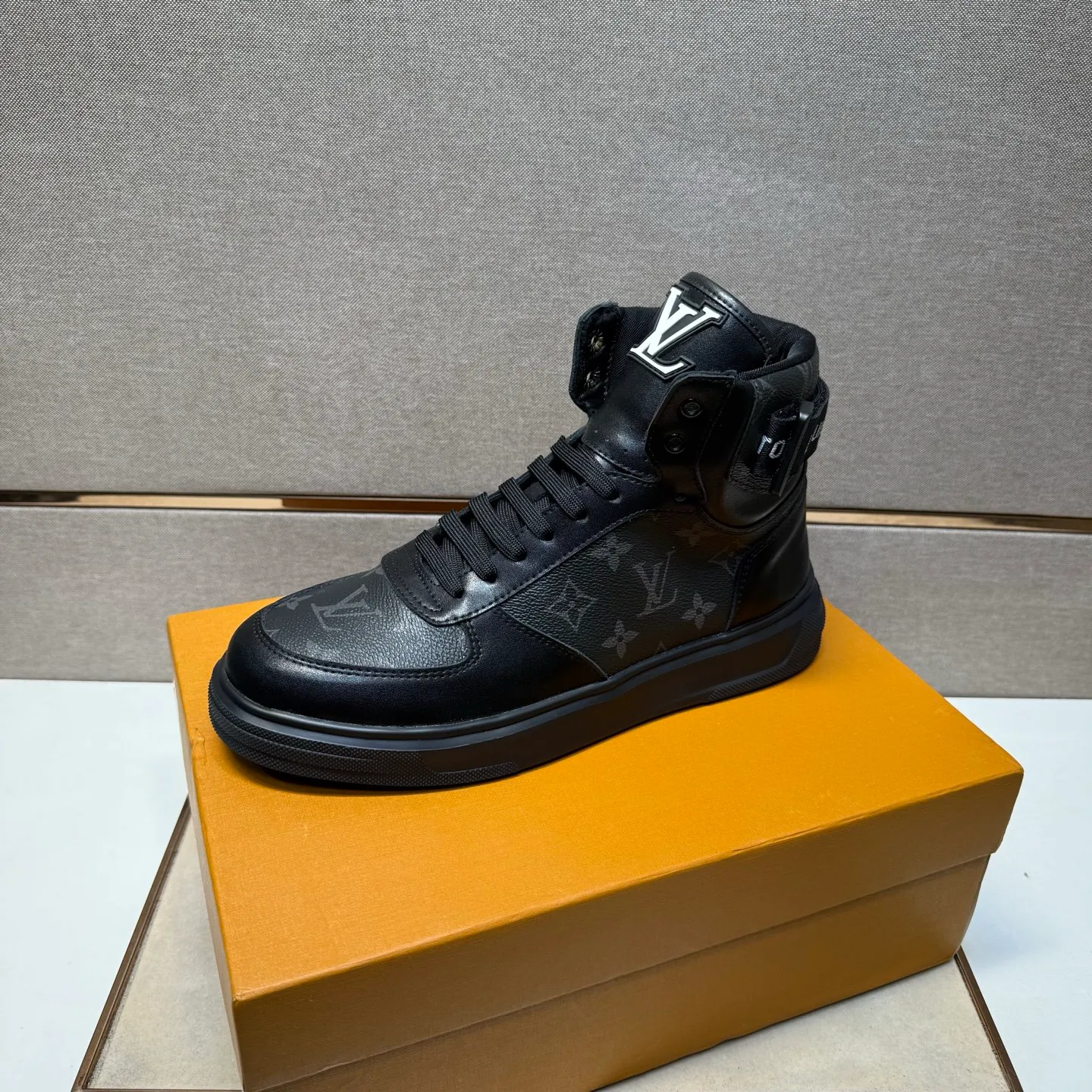 ⬛️Men's shoes 💰p420 [LV～] Men's high-top casual shoes 2025z cabinet sales simultaneously 🔶Size: 38-44 #️⃣ 🔷2 colors🔜The upper is made of multi-material splicing➕Mesh lining, comfortable and breathable, sole: original comfortable and wear-resistant outsole, ⚠️real thing📱photographed🎬real thing is better📢📢📢
